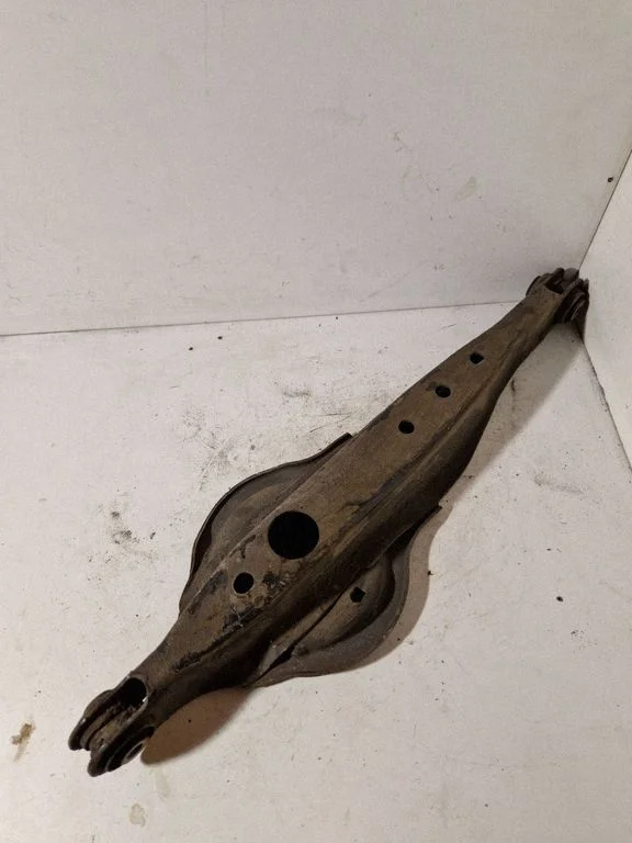 Rear control arm – rear right