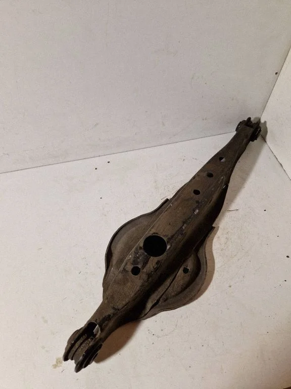 Rear control arm – rear right