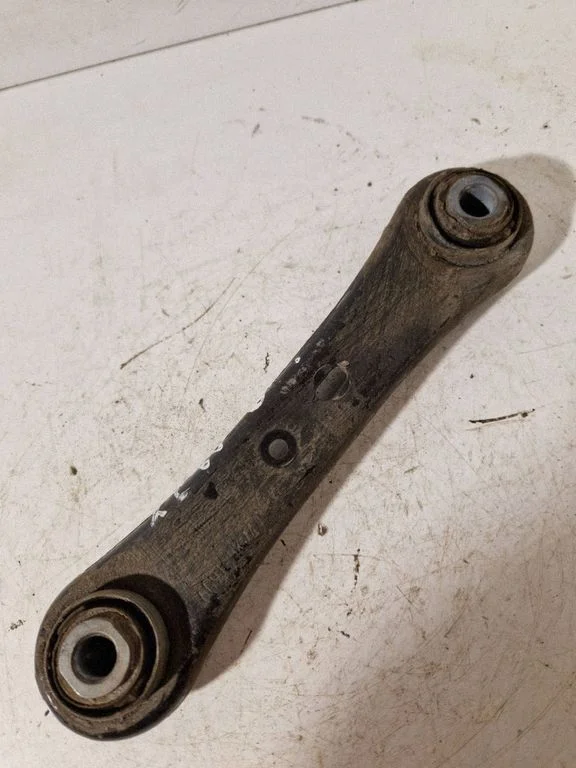 Rear control arm – rear right