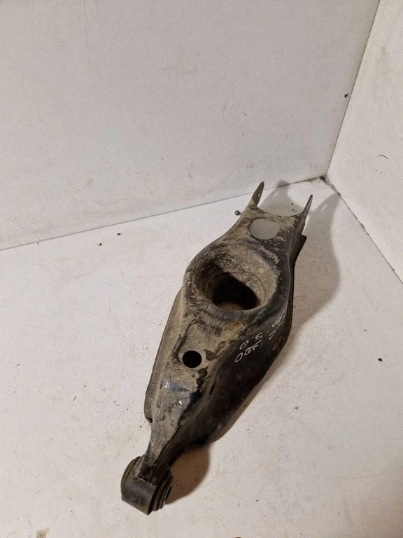 Rear control arm – rear right