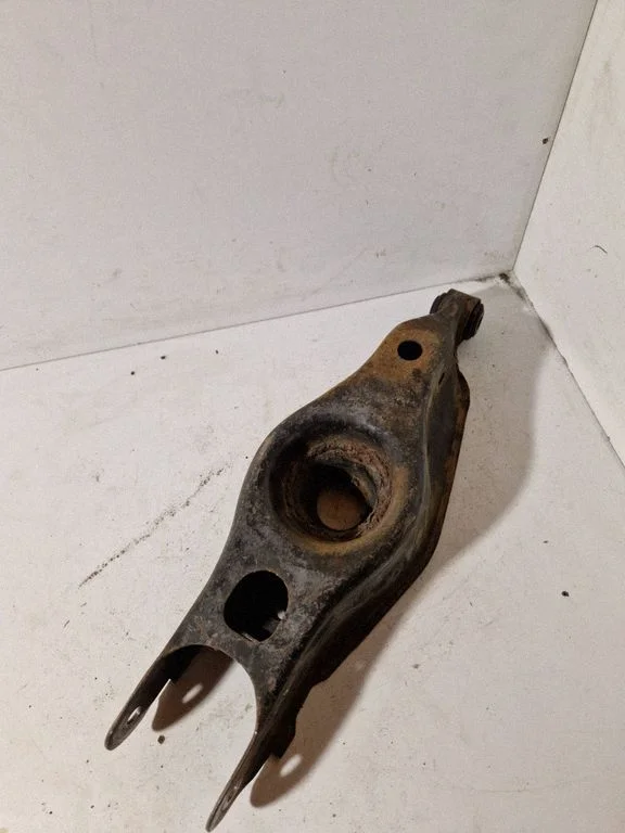 Rear control arm – rear left