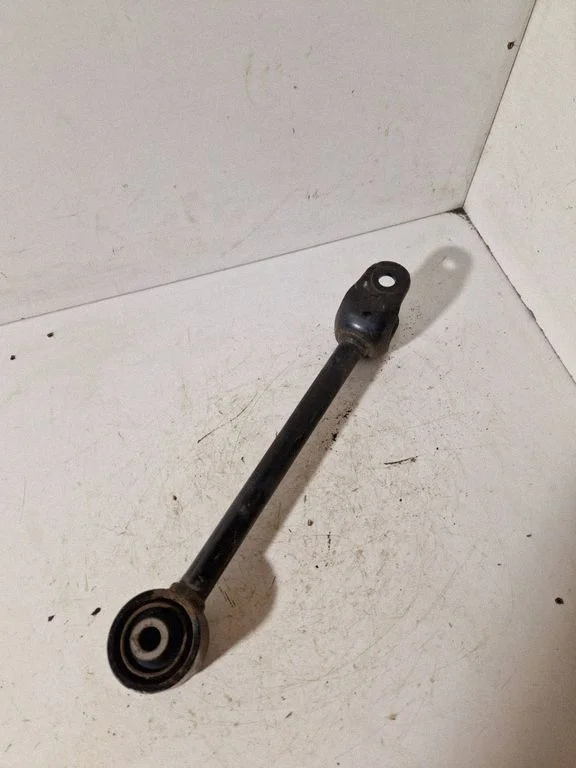 Rear control arm – rear left
