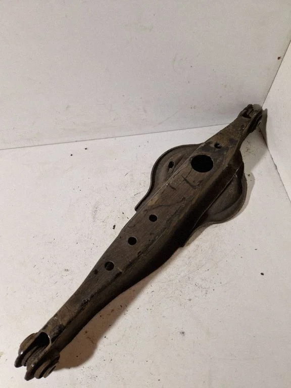 Rear control arm – rear left