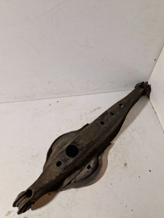 Rear control arm – rear right