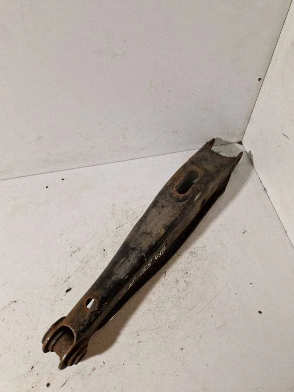 Rear control arm – rear left