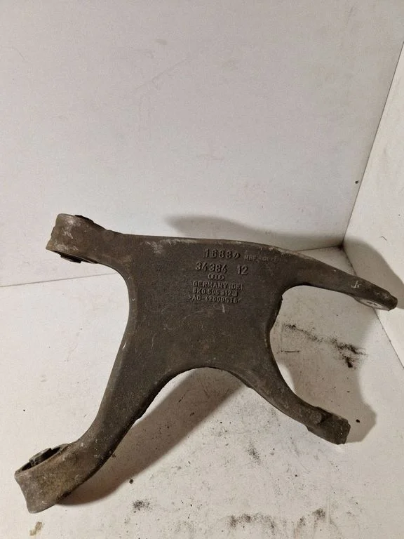 Tagumine ülemine õõtshoob 8K0505312J