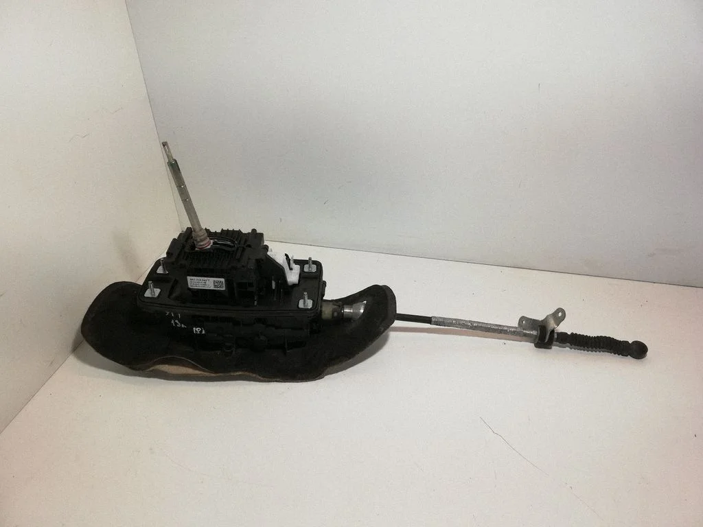 Gear selector mechanism 8T1713041T