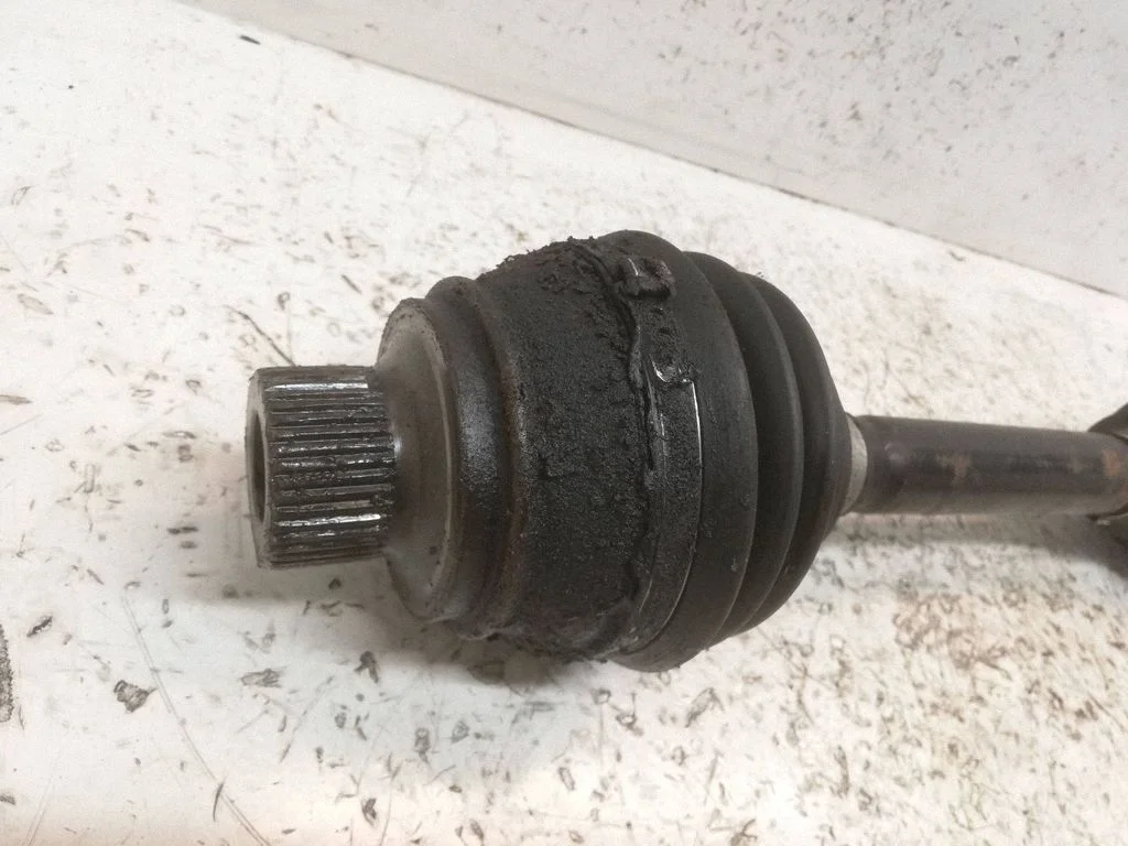 Front driveshaft – left