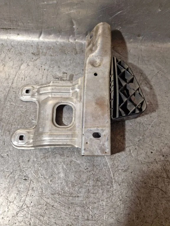 Front bumper mounting bracket 7266194