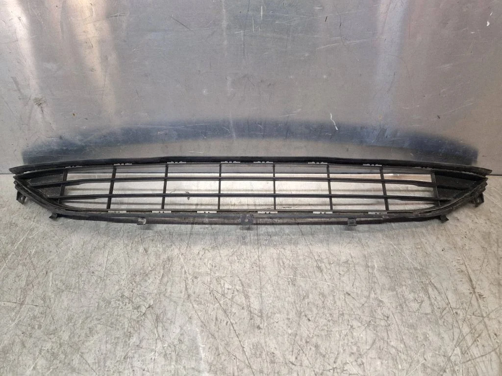 Front bumper lower grill C8L6C