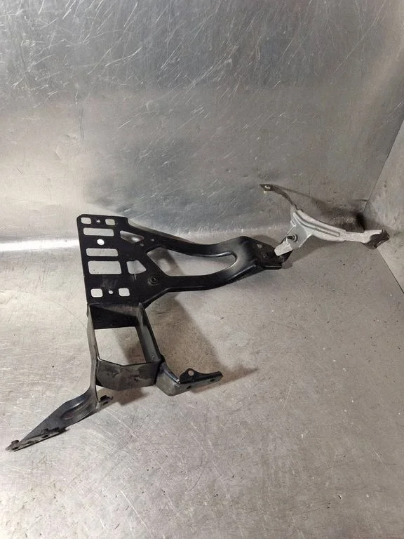 Front bumper mounting bracket – BMW 5 Series E60 E61 (2004-2010)