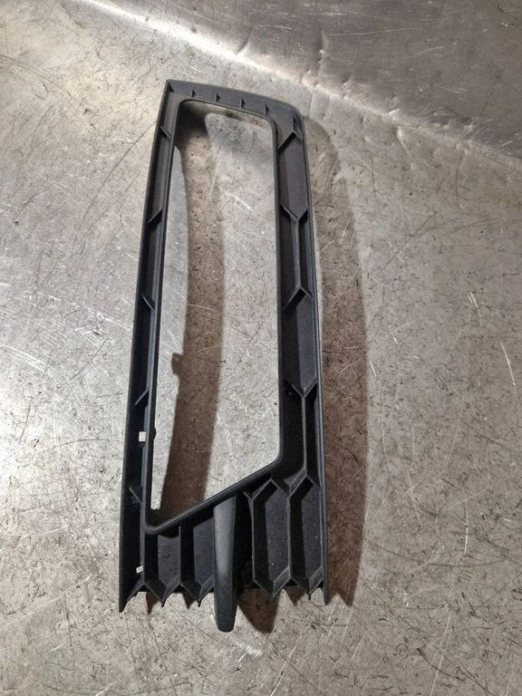 Front fog light trim/grill 5JA807681