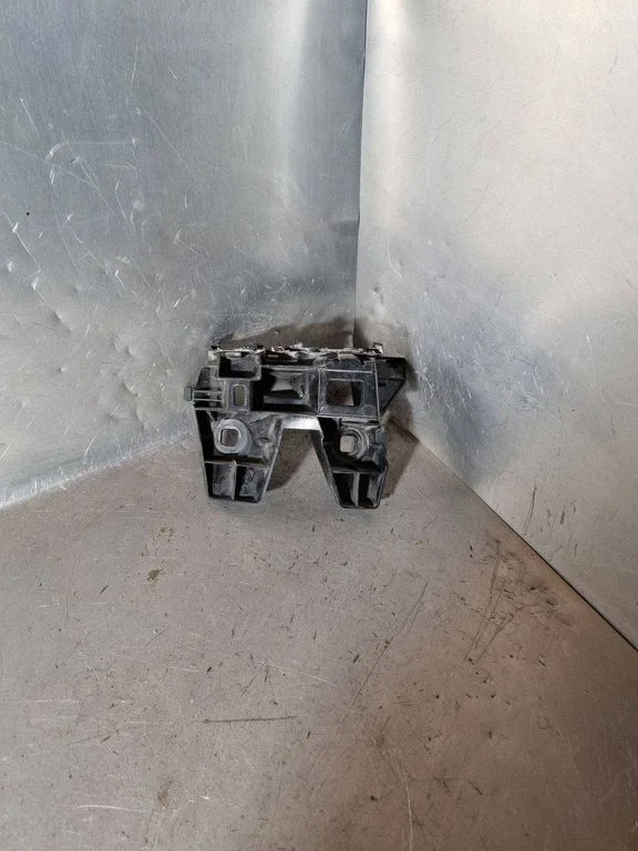 Front bumper mounting bracket 3G9807483
