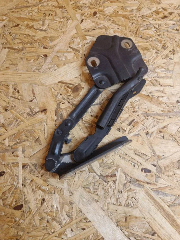 Engine bonnet/hood hinges – Volkswagen Touran II (2010-2016)