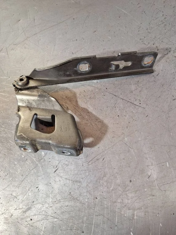 Engine bonnet/hood hinges 8K0823301D