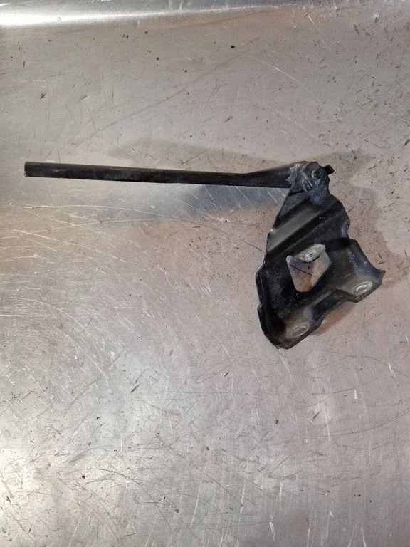 Engine bonnet/hood hinges 8K0823301D