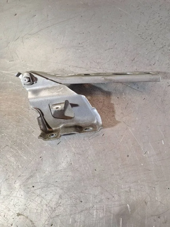 Engine bonnet/hood hinges 8K0823302D