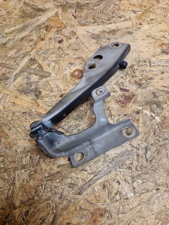 Engine bonnet/hood hinges
