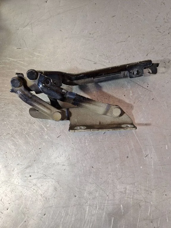 Engine bonnet/hood hinges – Volkswagen Golf Plus (2005-2013)