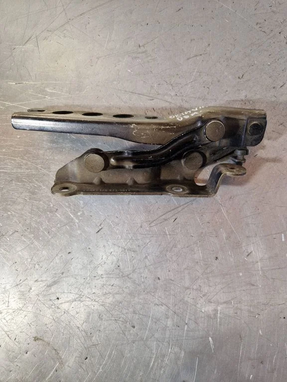 Engine bonnet/hood hinges – Skoda Octavia Mk2 (1Z) (2004-2013)