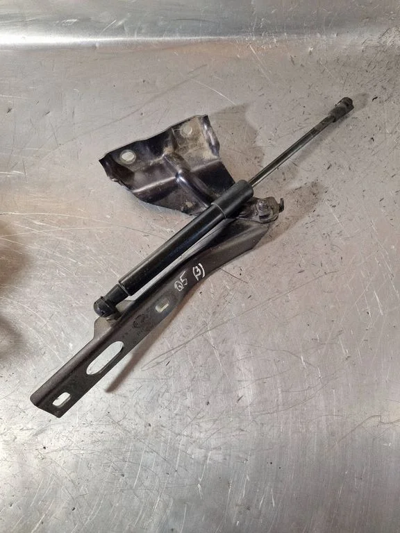 Engine bonnet/hood hinges – Audi Q5 SQ5 8R (2008-2017)