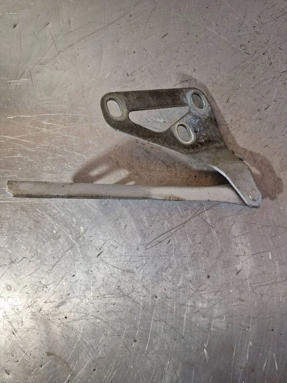 Engine bonnet/hood hinges – Opel Astra H (2004-2012)