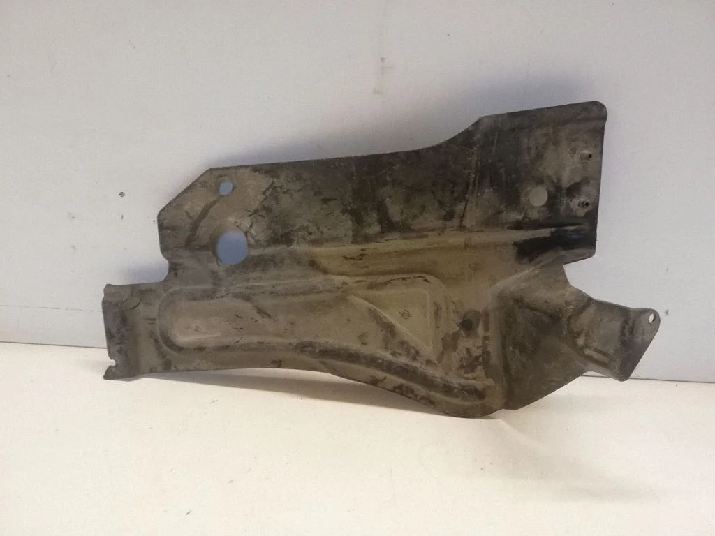 Center/middle under tray cover 51752991166