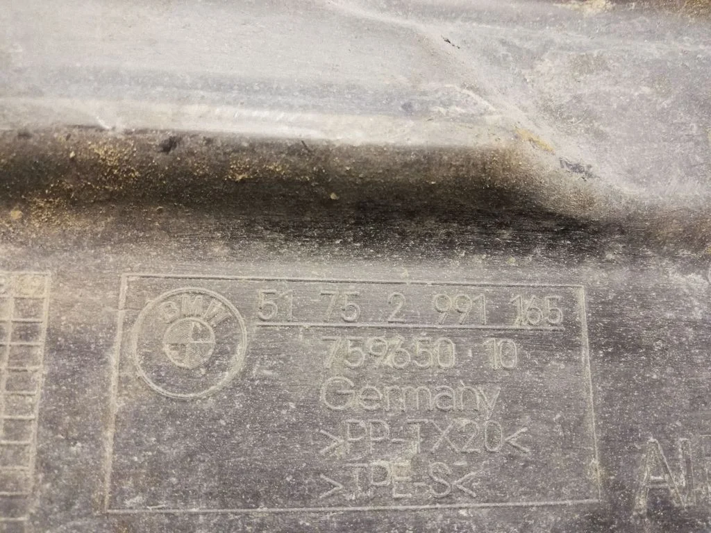 Center/middle under tray cover 51752991165