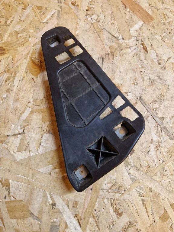 Rear bumper mounting bracket 866231H100