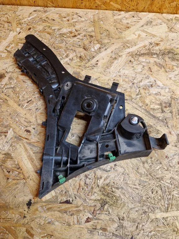 Rear bumper mounting bracket 31323764