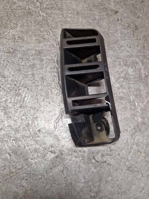 Rear bumper mounting bracket – Skoda Rapid (NH) (2012-2019)