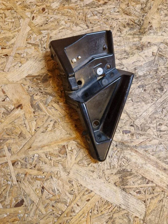 Rear bumper mounting bracket EM2B17D949A