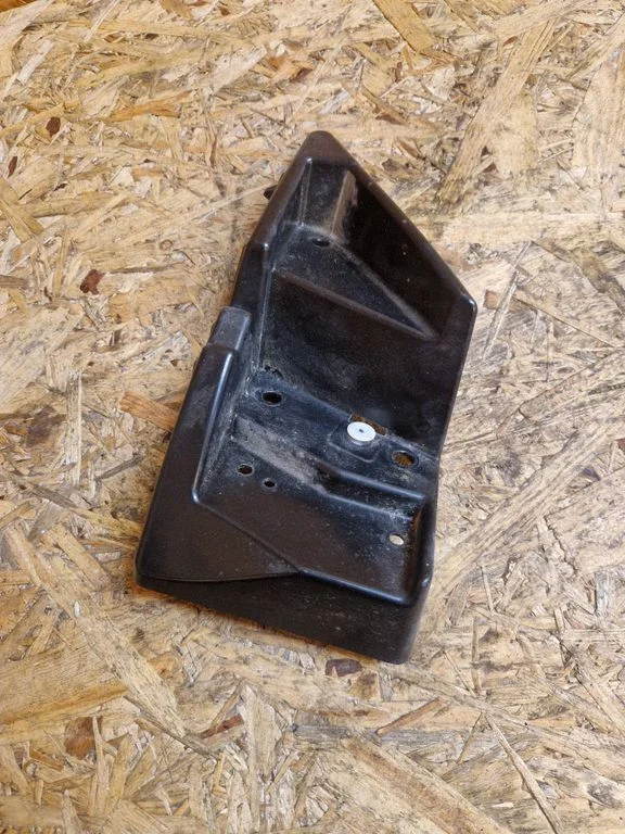 Rear bumper mounting bracket EM2B17D948A