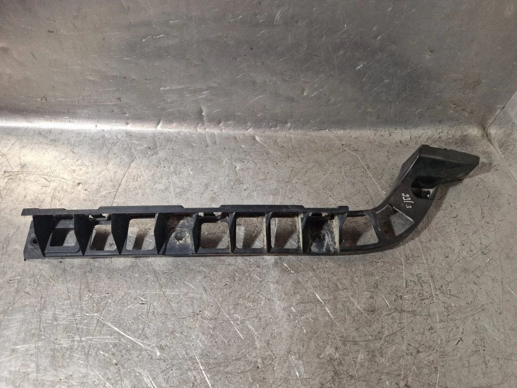 Rear bumper mounting bracket – Skoda Rapid (NH) (2012-2019)