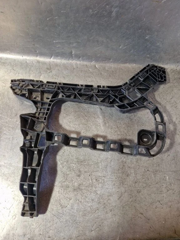 Rear bumper mounting bracket 3B0807393