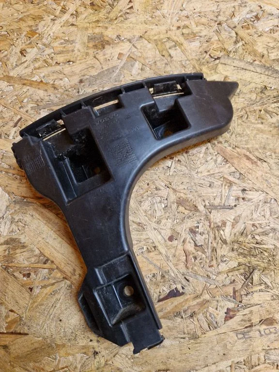 Rear bumper mounting bracket 30763440