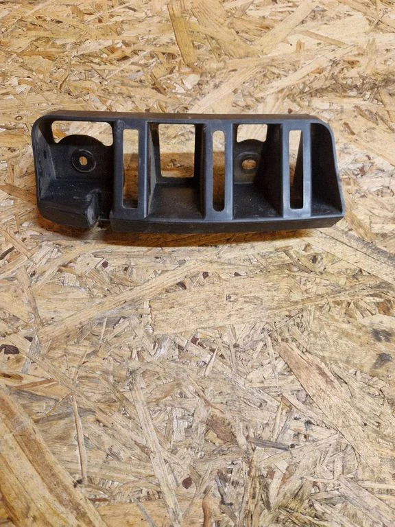 Rear bumper mounting bracket – Skoda Rapid (NH) (2012-2019)