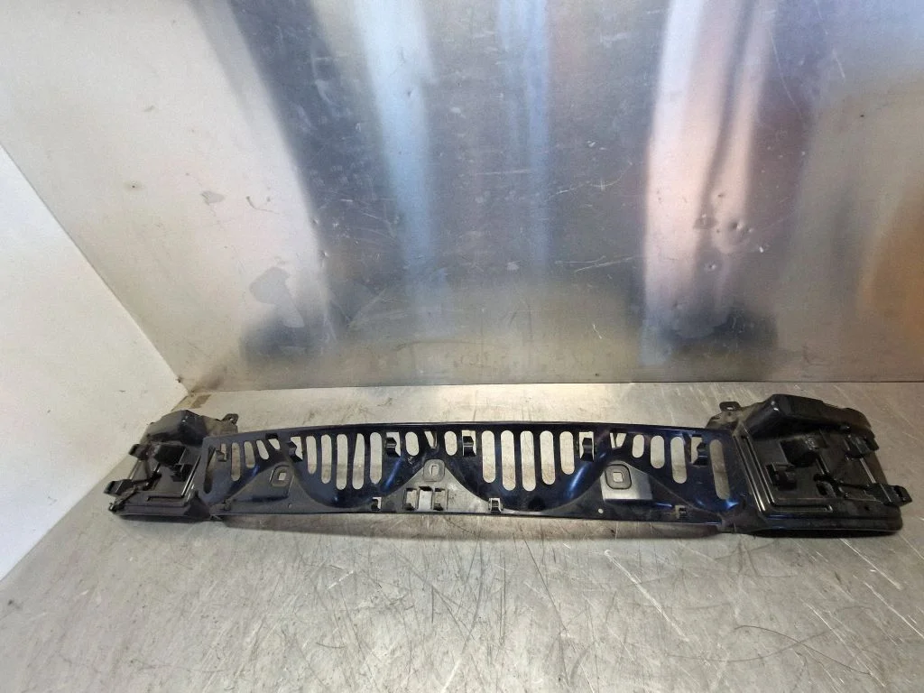 Tagumise kaitseraua kinnitusklamber – BMW 6-seeria F12 F13 (2010-2018)