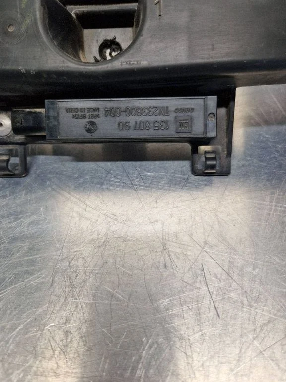 Rear bumper mounting bracket 13425524