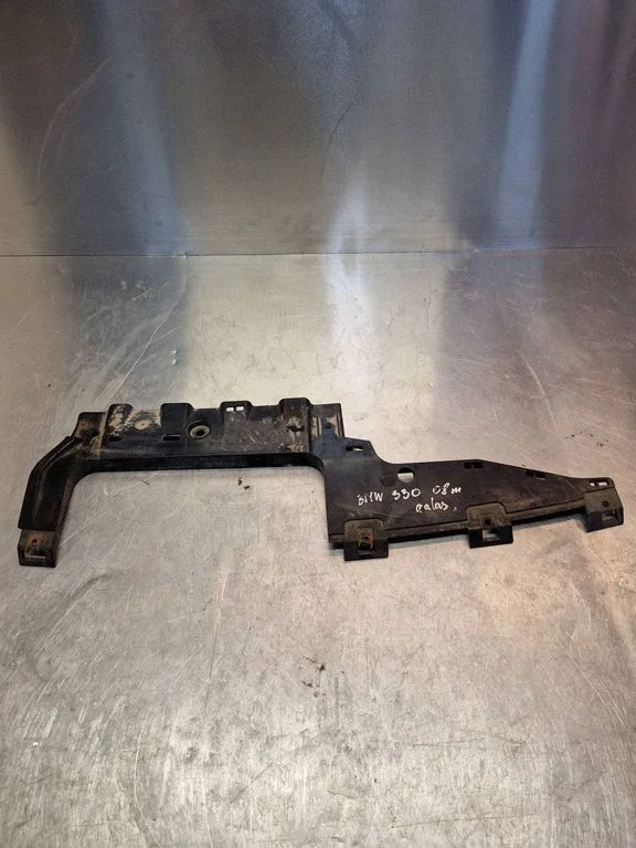 Rear bumper mounting bracket 727584