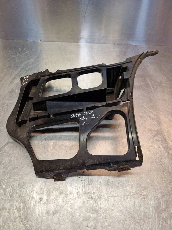 Rear bumper mounting bracket 7202670