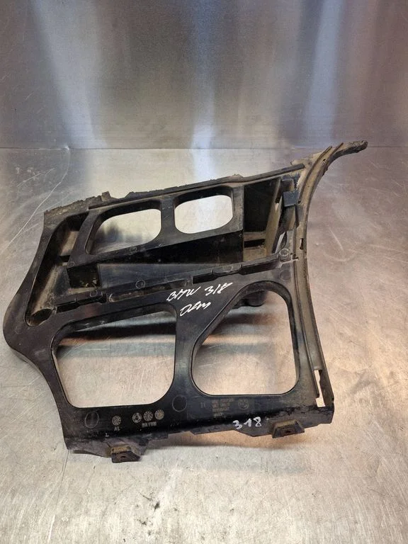 Rear bumper mounting bracket 7202670