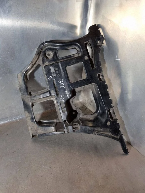 Rear bumper mounting bracket 7202668