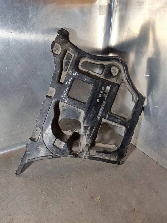 Rear bumper mounting bracket 7202667