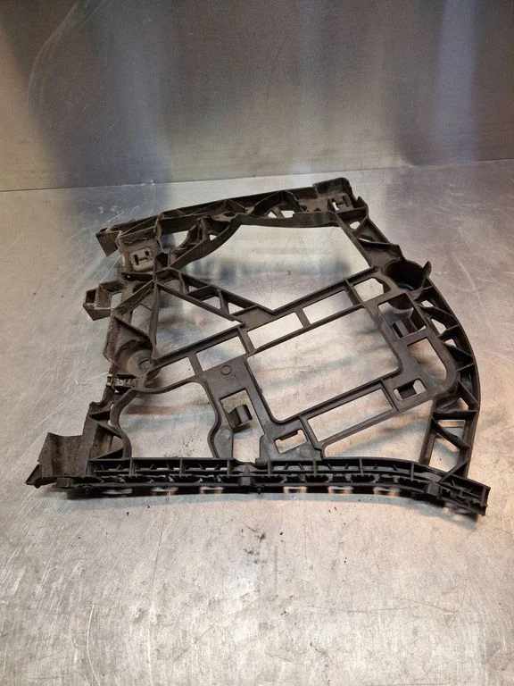Rear bumper mounting bracket