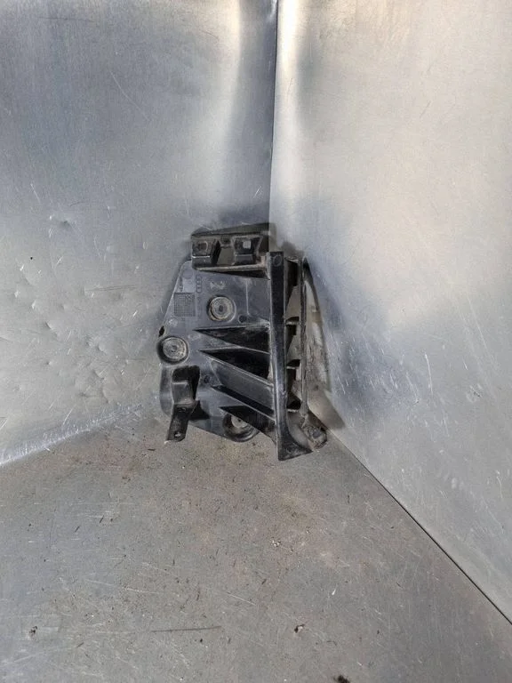 Rear bumper mounting bracket 8P4807393