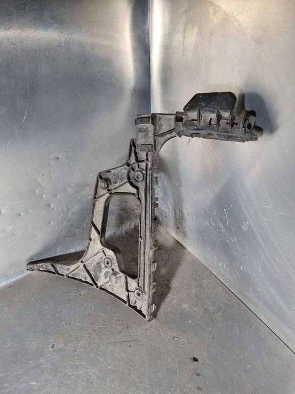 Rear bumper mounting bracket 8T0807253