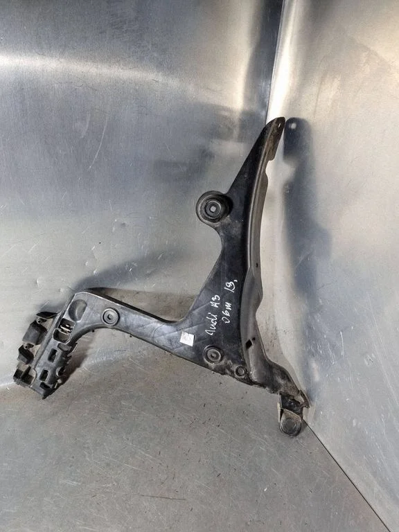 Rear bumper mounting bracket 8p4807378a