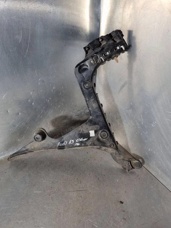 Rear bumper mounting bracket 8P4807377A