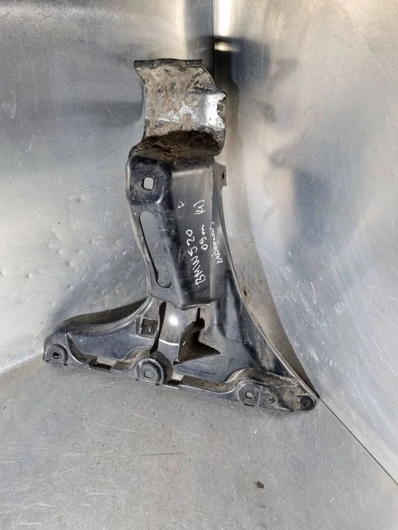 Rear bumper mounting bracket 7178186